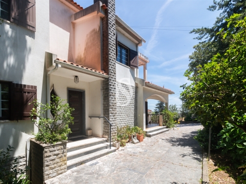 Vende-se Quinta com moradia T6 e terreno em Sintra/Lisboa