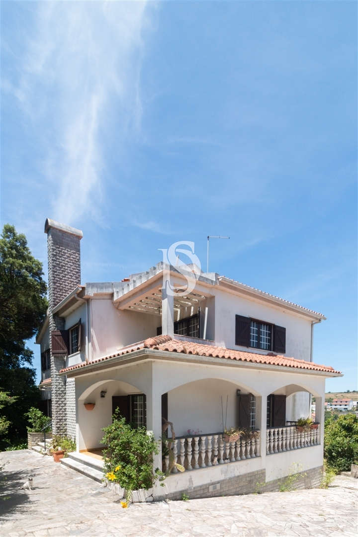 Vende-se Quinta com moradia T6 e terreno em Sintra/Lisboa