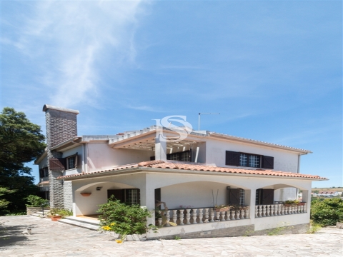 Vende-se Quinta com moradia T6 e terreno em Sintra/Lisboa