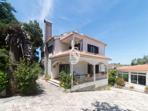 Vende-se Quinta com moradia T6 e terreno em Sintra/Lisboa